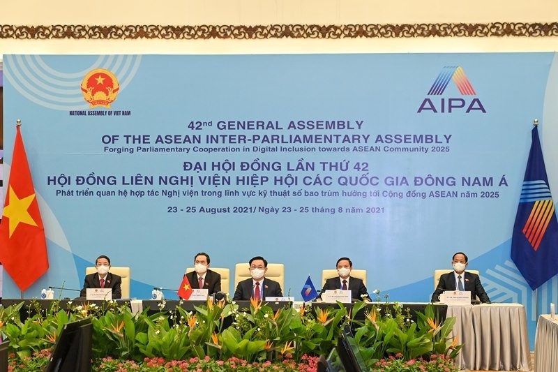 National Assembly Chairman Vuong Dinh Hue leads a high-ranking delegation of the National Assembly of Vietnam to attend the AIPA-42 General Assembly. (Photo: NDO/Duy Linh)  