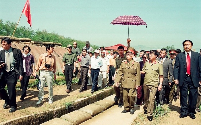 General Vo Nguyen Giap visits Dien Bien Phu Battlefield in April 2004. (Photo: Tran Hong)