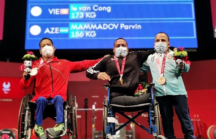 Le Van Cong (silver), Omar Qarada (gold) and Parvin Mammadov (bronze) on the men's -49kg podium at Tokyo 2020 Paralympic Games.