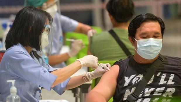 Vaccinating people in Bangkok. (Photo: Xinhua/VNA)