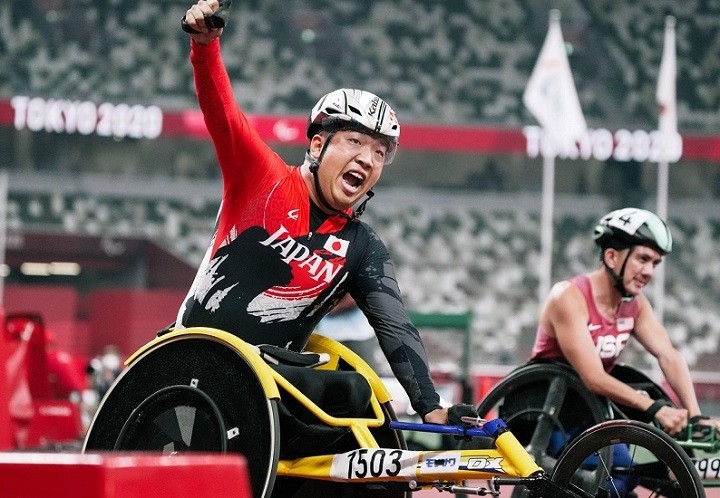 Tomoki Sato reacts after winning the men's T52 400m final during the Tokyo Paralympics at National Stadium on Friday. (Photo: KYODO)