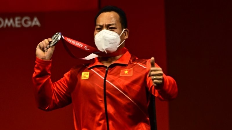 Powerlifter Le Van Cong wins Vietnam’s first medal at the Tokyo 2020 Paralympics on August 26, 2021. (Photo: Tokyo 2020)