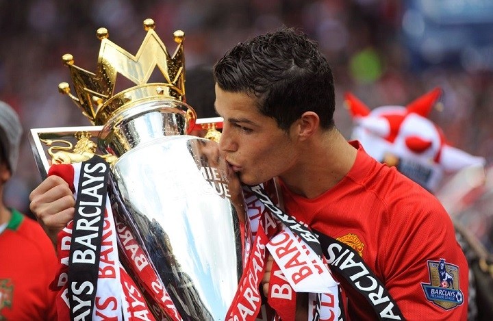 Soccer Football - Barclays Premier League - Manchester United v Arsenal - Old Trafford, Manchester, UK - May 16, 2009 Manchester United's Cristiano Ronaldo celebrates winning the Premier League with the trophy. (Photo: Reuters)