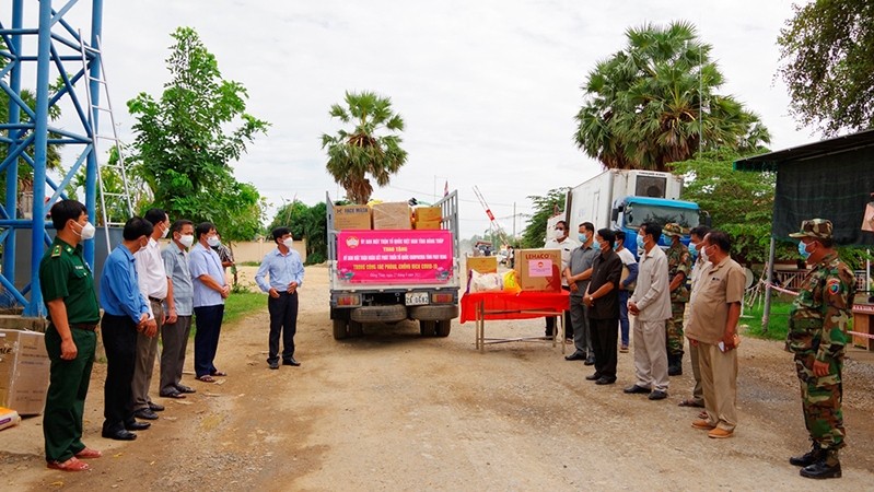 Dong Thap presents gifts to Cambodia's Prey Veng Province.