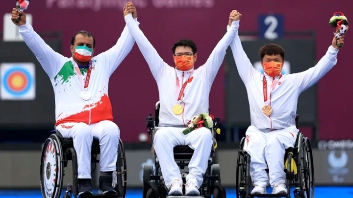(L-R) silver medallist Ramezan Biabani of Team Iran, gold medallist He Zihao of Team China and bronze medallist AI Xiliang of Team China pose during the medal ceremony for the Men’s Archery Individual Compound – Open on day 7 of Tokyo 2020 Paralympic Games, August 31, 2021. (Photo: Getty Images)