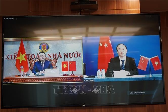 Auditor General of the the State Audit of Vietnam Tran Sy Thanh and his Chinese counterpart Hou Kai during their online talks on August 30. (Photo: VNA)