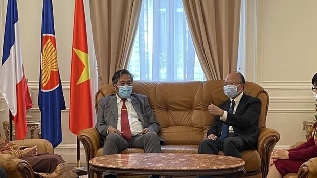 Vietnamese Ambassador to France Dinh Toan Thang (R) receives Lao Ambassador Yong Chanthalangsy in Paris on August 30 (Photo: VNA)