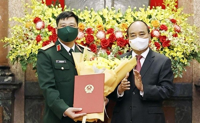 State President Nguyen Xuan Phuc hands over the promotion decision to Director of the National Defence Academy Tran Viet Khoa. (Photo: VOV)