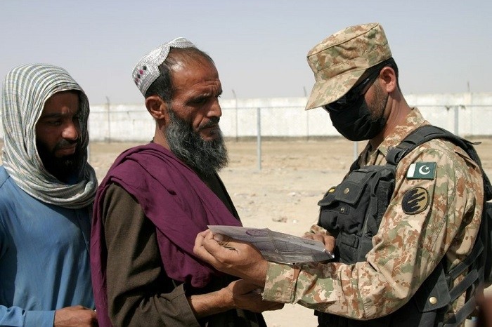 A Pakistani soldier checks documents of people arriving from Afghanistan at the Friendship Gate crossing point in the Pakistan-Afghanistan border town of Chaman, Pakistan August 27, 2021. (File Photo: Reuters)