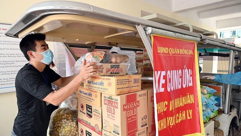 Essential goods are being supplied to people in isolation in Hanoi's Dong Da District. (Photo: Duy Linh)