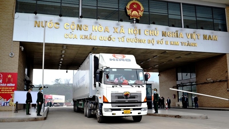Fresh bananas transported by air-conditioned container trucks to China via Kim Thanh Border Gate. (Photo: QUOC HONG)