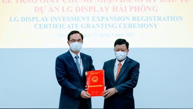 The ceremony to grant the investment expansion certificate to LG Display