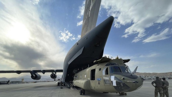 A CH-47 Chinook helicopter is loaded onto a US Air Force C-17 Globemaster III at Hamid Karzai International Airport in Kabul, Afghanistan on Aug 28, 2021. (Photo: The US Department of Defense)