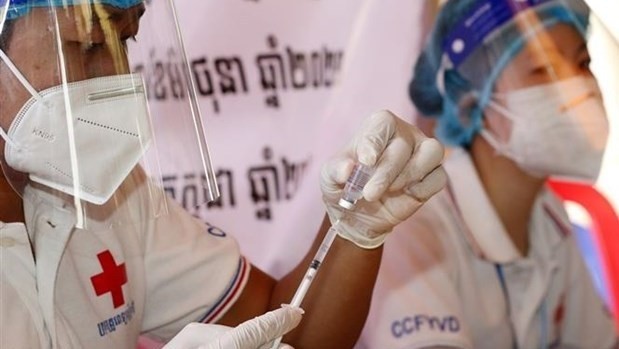 A Cambodian health worker is administering vaccine to Phnom Penh residents. (Photo: VNA)