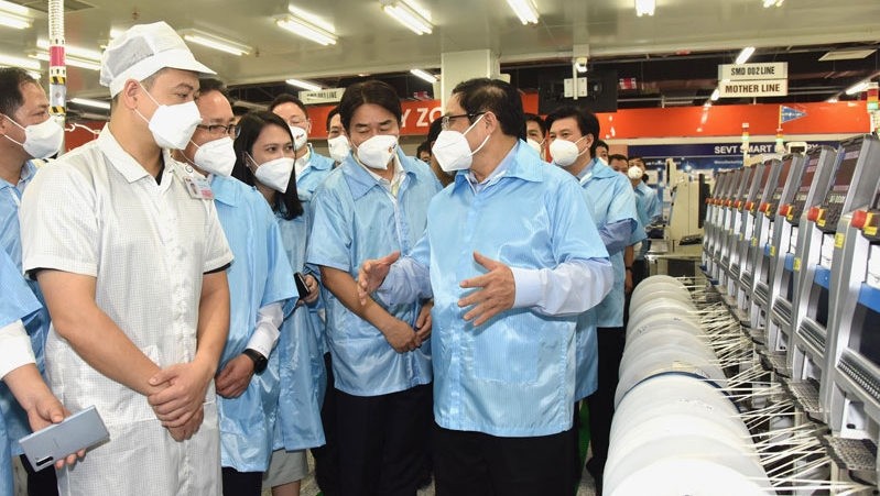 Prime Minister Pham Minh Chinh visits a manufacturing facility of Samsung in Thai Nguyen Province. (Photo: Tran Hai)