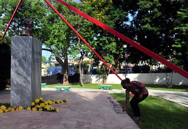 Cubans offer flowers at Monument of President Ho Chi Minh in Havana on National Day. (Photo: VNA)