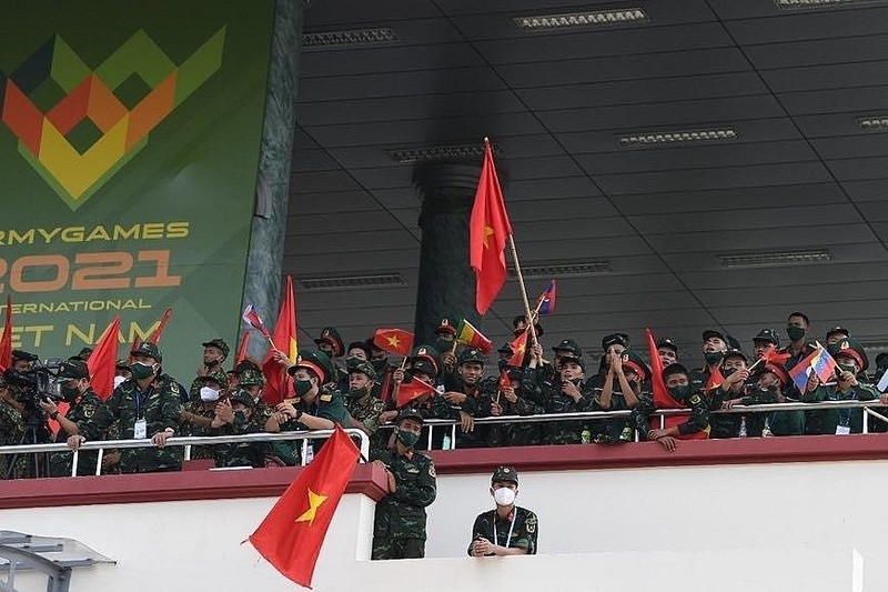 Audiences cheering for the Vietnam team. (Photo: VNA)