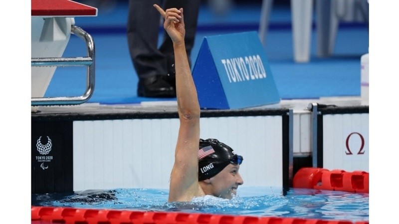 Tokyo 2020 Paralympic Games - Swimming - Women's 100m Butterfly - S8 Final - Tokyo Aquatics Centre, Tokyo, Japan - September 3, 2021. Jessica Long of the United States celebrates after winning gold. (Photo: Reuters)