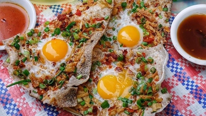 Grilled rice ‘pizza’ topped with a sunny-side up egg. (Photo courtesy of nothingtoeat/vnexpress)