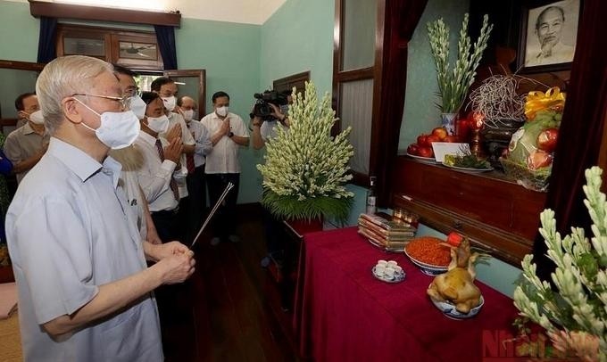 Party General Secretary Nguyen Phu Trong offers incense to President Ho Chi Minh on September 2 to mark the occasion of the 76th anniversary of National Day (September 2, 1945-2021). (Photo: NDO)