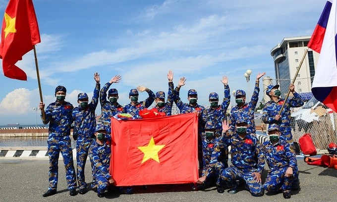 Members of the Vietnamese navy team pose jubilantly with the national flag after completing the Use of Rescue Equipment competition at the 2021 Army Games in Vladivostok, Russia, August 27, 2021. (Photo: the People's Army newspaper)