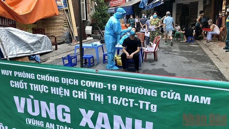 Taking samples for COVID-19 testing in Hanoi (Photo: NDO/Duy Linh)
