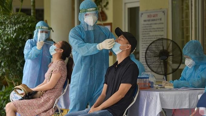 Medical workers collecting samples for COVID-19 testing in Hanoi (Photo: NDO)