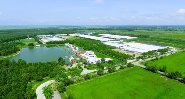 Vinamilk currently has a system of 13 factories, 13 domestic dairy farms, three factories abroad and one large-scale dairy complex project in Laos.