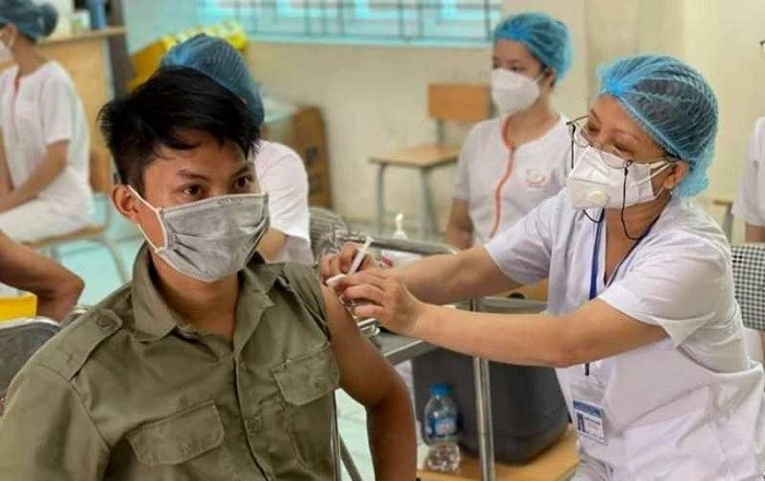 A man in Hoang Mai District gets vaccinated against COVID-19. 