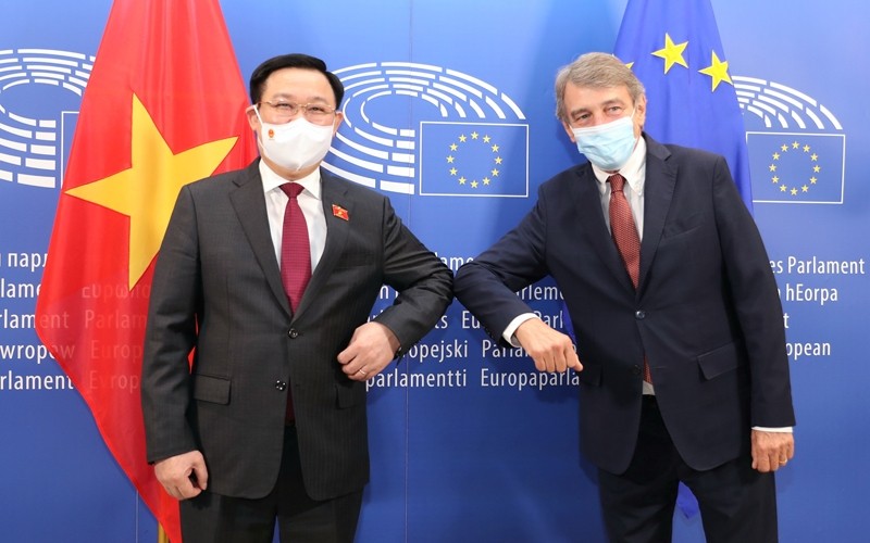 Chairman of the Vietnamese National Assembly Vuong Dinh Hue (L) and President of the European Parliament David Sassoli pose for a photo ahead of their meeting on September 8 (Photo: VNA)