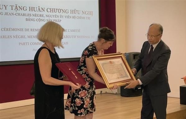 Vietnamese Ambassador to France Nguyen Toan Thang (first, right) hands over the Friendship Order to a representative of Jean-Charles Negre's family.(Photo:VNA)