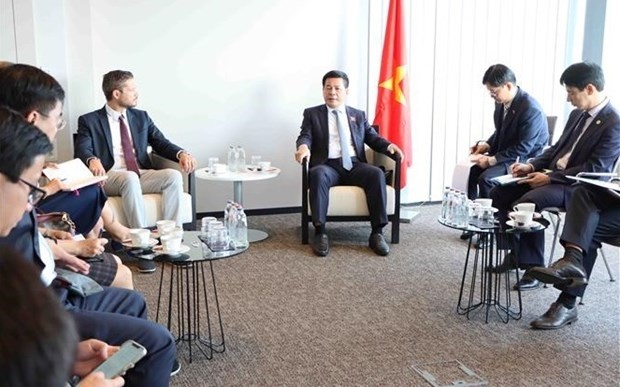 Vietnamese Minister of Industry and Trade Nguyen Hong Dien (third from right) during a meeting (Photo: VNA)