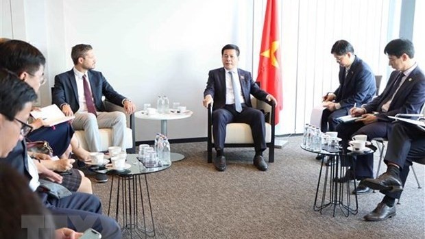 Vietnamese Minister of Industry and Trade Nguyen Hong Dien (R) and FESI General Secretary Jerome Pero at the meeting. (Photo: VNA)
