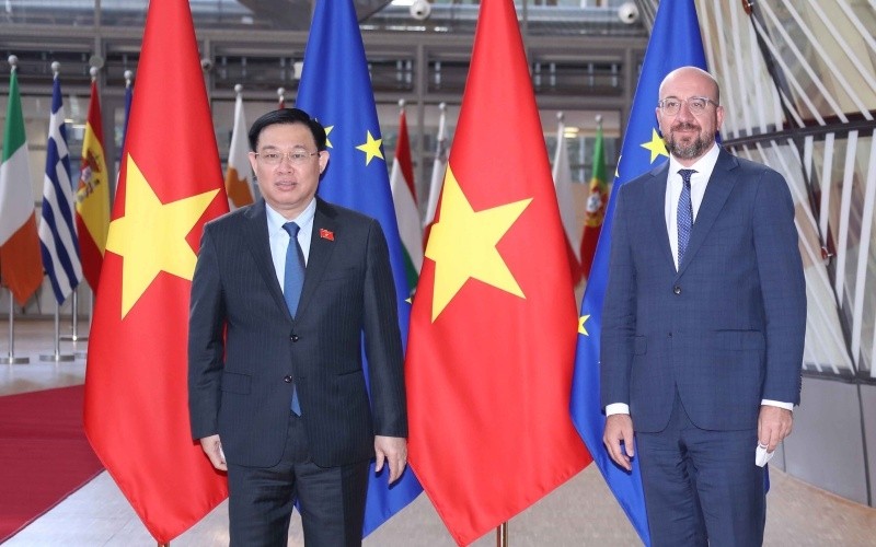 Chairman of the Vietnamese National Assembly Vuong Dinh Hue (left) and President of the European Council Charles Michel (Photo: VNA)