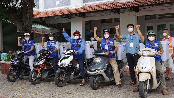 The volunteers from the Ho Chi Minh City Welfare Centre begin a day of delivering essential goods to people. (Photo: NDO)