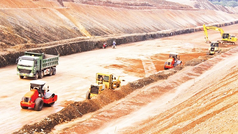 Contractors carry out construction of Vinh Hao - Phan Thiet expressway project.