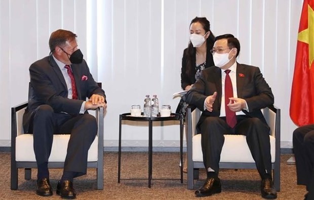 NA Chairman Vuong Dinh Hue (R) receives Senior Director, International Government Relations at ExxonMobil Peter Lavoy (Photo: VNA)