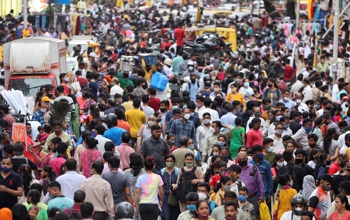 People walk in a crowded market amidst the spread of the coronavirus disease (COVID-19) in Mumbai, India, September 5, 2021. (Photo: Reuters)