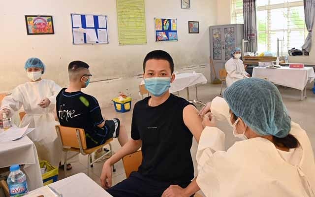 Medical workers from Bac Giang inject COVID-19 vaccine to people in Gia Thuy ward, Long Bien district (Hanoi). (Photo: Duy Linh)