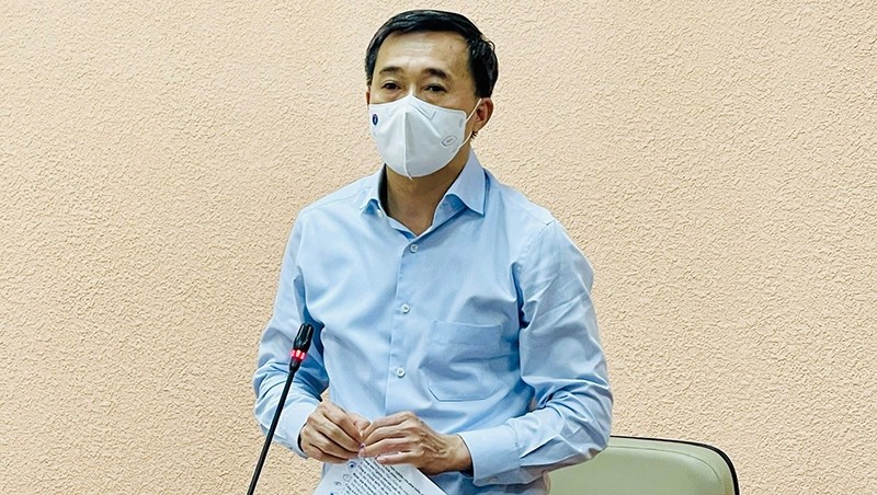 Deputy Minister of Health Tran Van Thuan speaking at the meeting.