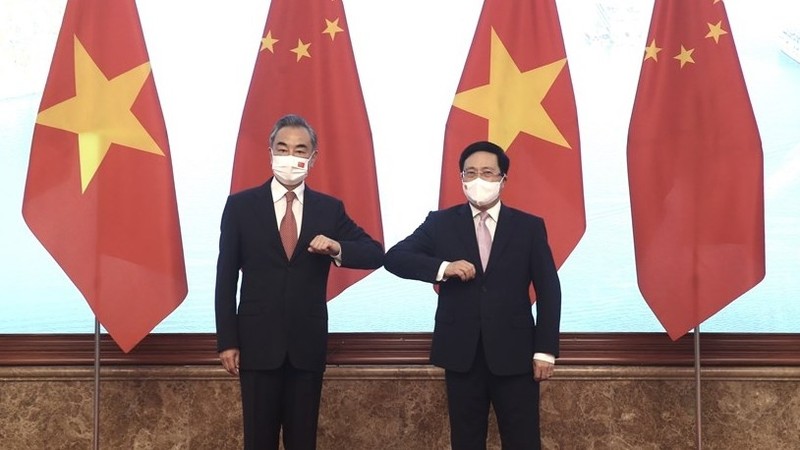 Deputy Prime Minister Pham Binh Minh and Chinese State Councillor and Foreign Minister Wang Yi (Photo: VNA)
