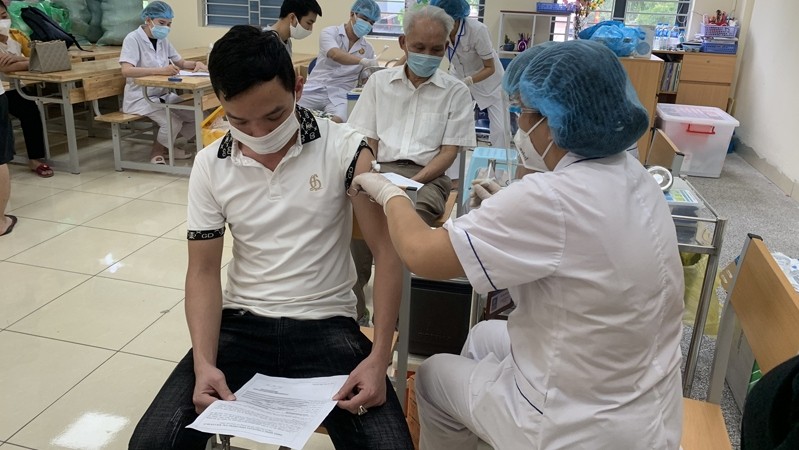 Residents of Ba Dinh District in Hanoi are vaccinated against COVID-19.