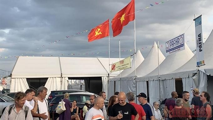 Vietnam's Party and national flags flutttered in the international zone of the festival in the outskirts of Paris. (Photo: NDO)