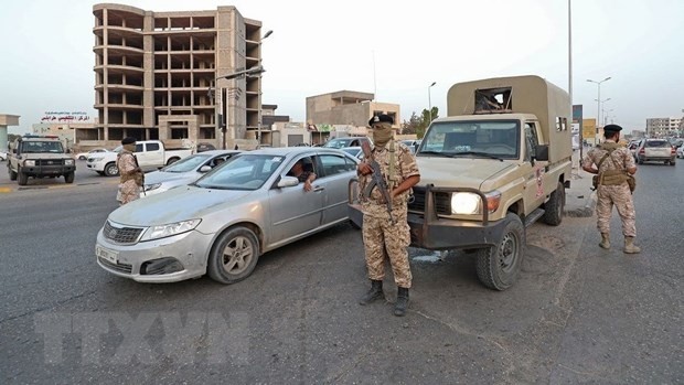 Libyan soldiers man a checkpoint southeast of the capital Tripoli on September 4, 2021. (Photo: AFP/VNA)