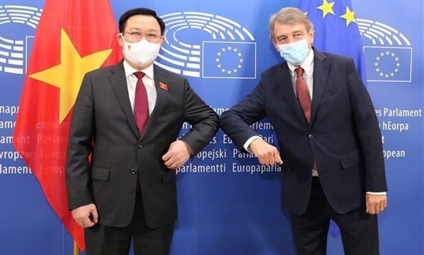 Chairman of the Vietnamese National Assembly Vuong Dinh Hue (L) and President of the European Parliament David Sassoli pose for a photo ahead of their meeting on September 8. (Photo: VNA)