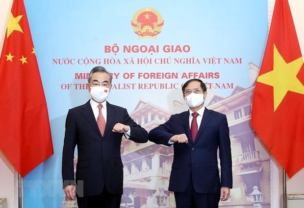 Vietnamese Foreign Minister Bui Thanh Son (R) and Chinese State Councillor and Foreign Minister Wang Yi in Hanoi on September 11 (Photo: VNA)