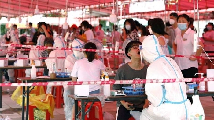 Medical workers conduct nucleic acid tests for residents, following new cases of COVID-19, at a testing site inside a culture and art centre in Xiamen, Fujian province, China, Sep 14, 2021. (Photo: cnsphoto via Reuters)