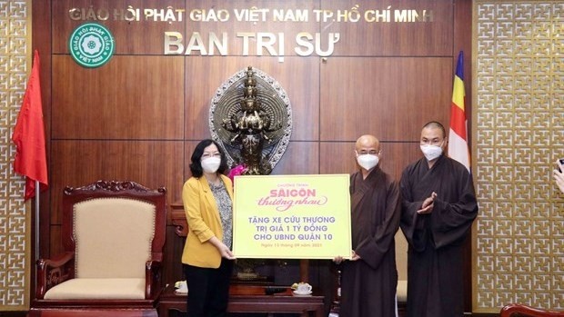 The Ho Chi Minh City Buddhist Sangha held a ceremony in the morning of September 13 to present 10 ambulances to hospitals in the city and the Mekong province of Ben Tre, to help with the transportation and treatment of patients. (Photo: VNA)