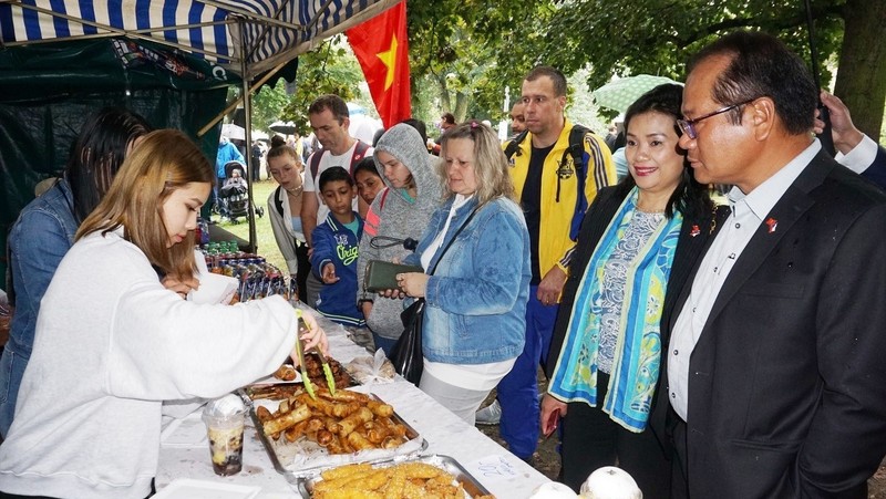 A stall selling traditional Vietnamese cuisines at the 2021 Colourful Planet Festival 2021 in the Czech Republic. (Photo: VNA)