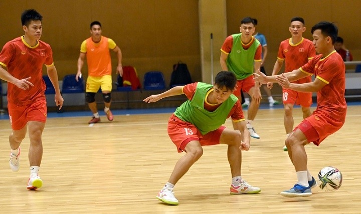 Vietnamese futsal players in action during a training session on September 12. (Photo: VFF)
